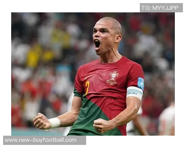 佩佩回忆初见C罗时光：17岁少年训练后啃苹果健身的故事